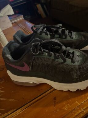 Nike Air Max Invigor Multicolor Running  are a very dark forest green not black
